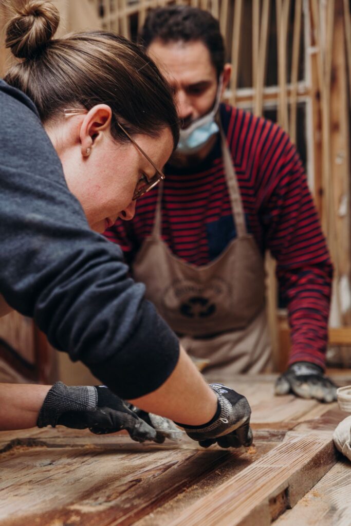 Jak odświeżyć taras drewniany po zimie? Odnowienie tarasu na wiosnę 5 czyszczenie drewna