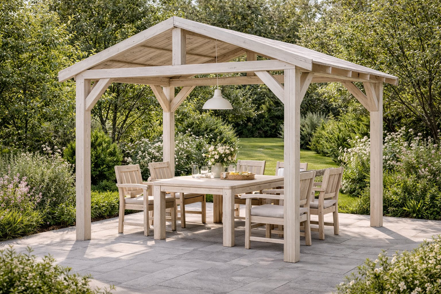 Rodzaje kantówek drewnianych - jaki gatunek drewna wybrać i dlaczego? 4 Drewniany stół i krzesła w altanie ogrodowej – meble ogrodowe na wymiar