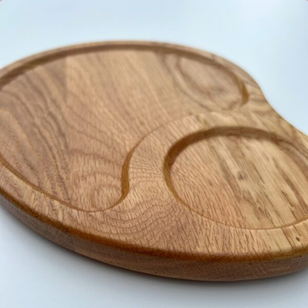 Długa deska na przystawki typu tapas do serwowania wędlin i koreczków na przyjęciu